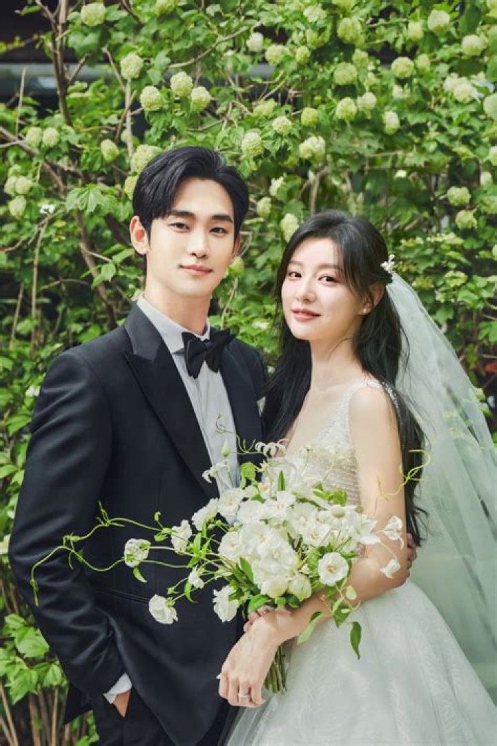 Exploring The Charismatic Duo: Kim Soo Hyun And Kim Ji Won