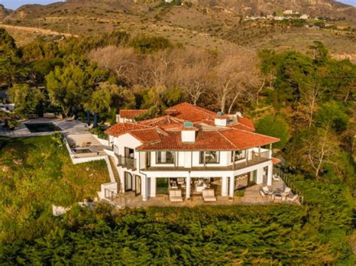 Exploring The Luxurious Life: Shannon Doherty's Malibu House